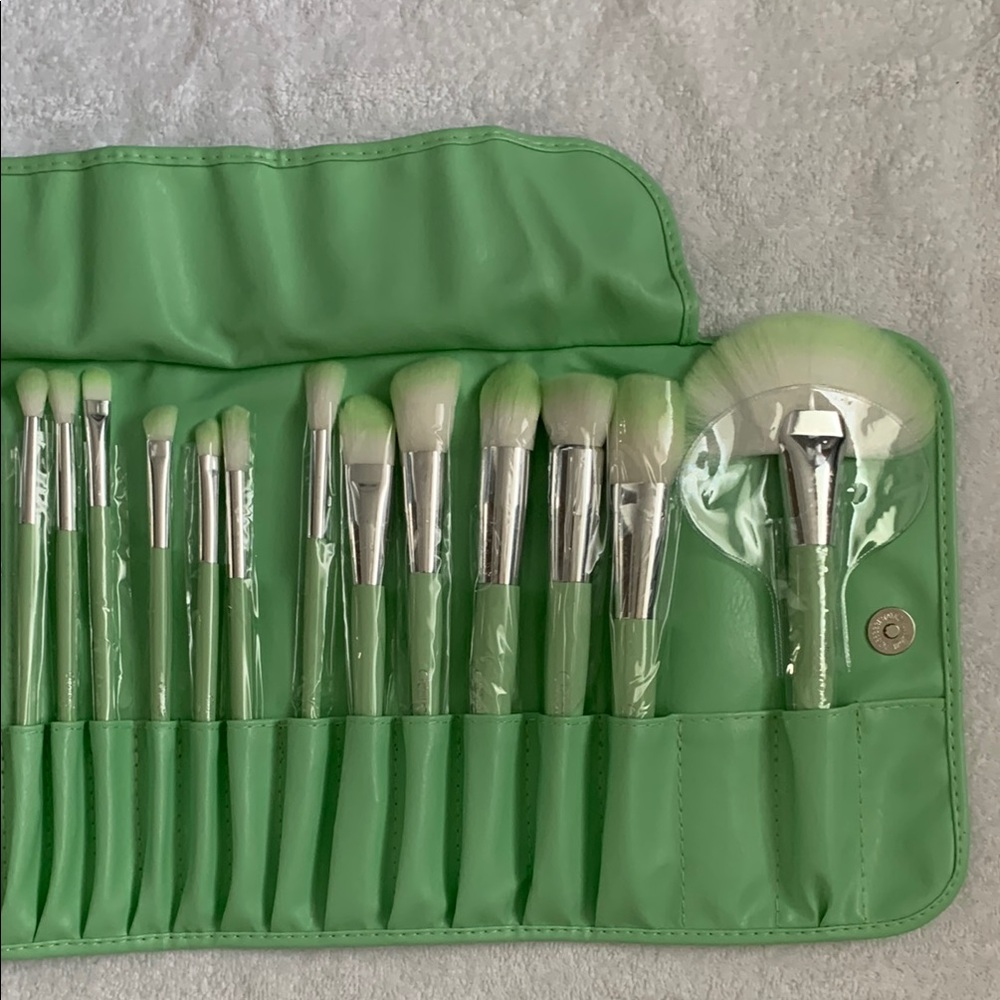 Beauty Creations 24pc brush set - lime Party with case